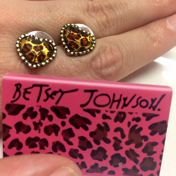 Betsey Johnson - Leopard Heart stud earrings 💗