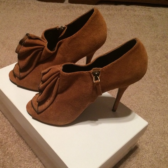 Elizabeth and James suede peep toe bootie heel - Picture 2 of 4