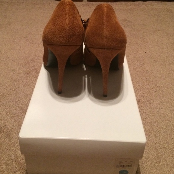 Elizabeth and James suede peep toe bootie heel - Picture 3 of 4