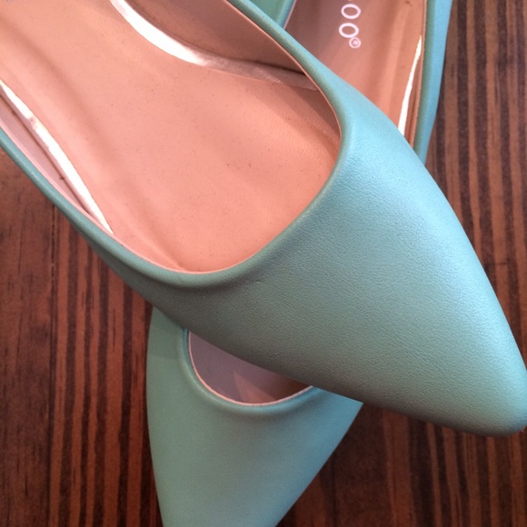 Mint pointy toe flats