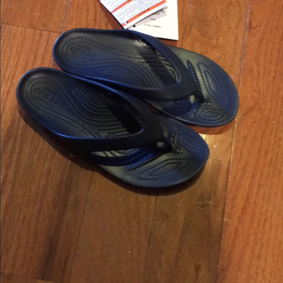Croc flip flops navy