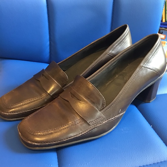 naturalizer brown pumps