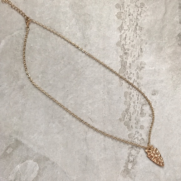 Gold arrowhead pendant & chain - Picture 2 of 3