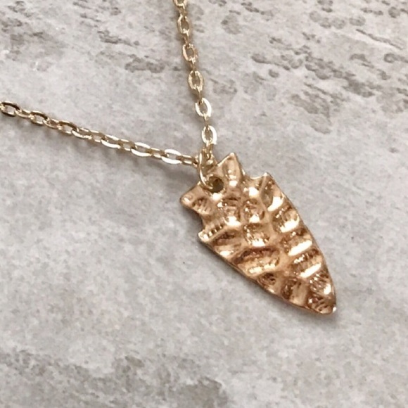 Gold arrowhead pendant & chain - Picture 3 of 3