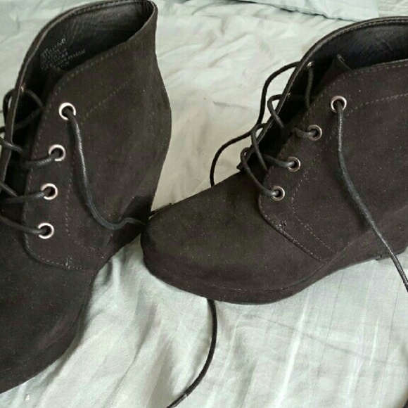 Size 7 suede wedge shoes