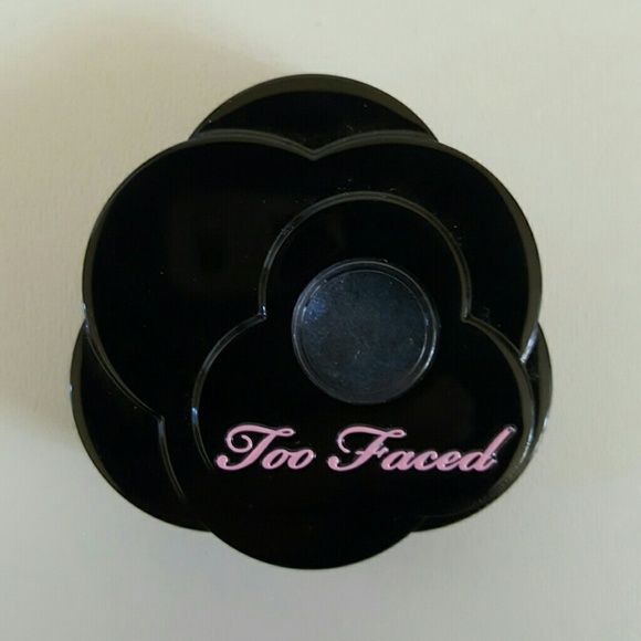 Too faced single eyeshadow  (midnight  mist)