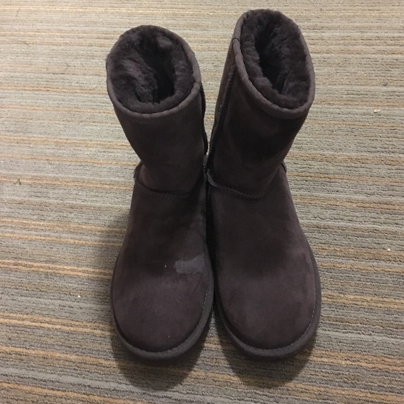 Chocolate Short Uggs size 6