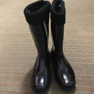 Insulated boots with sweater liner