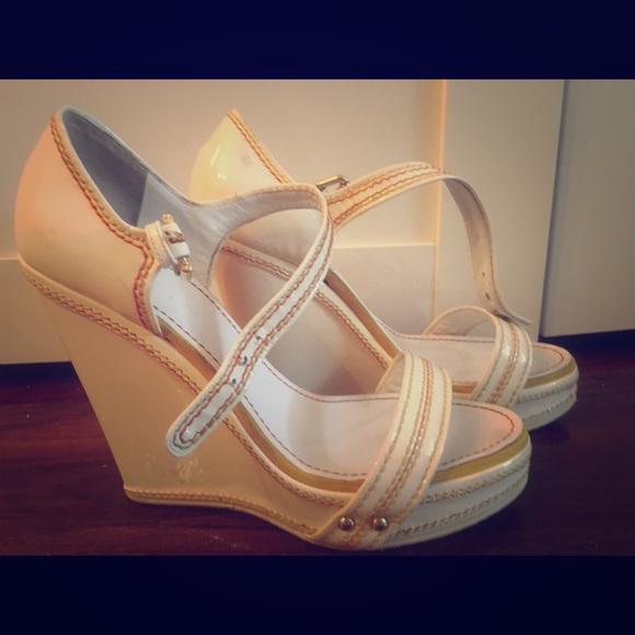 Vicinity White Platform Sandals w yellow line