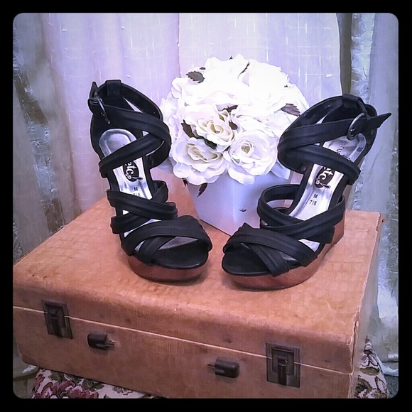 🚨PRICE REDUCTION🚨Black and Wood Wedges