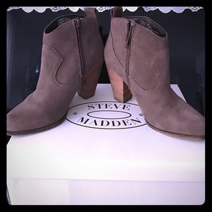 Steve Madden Plover bootie sz 5.5