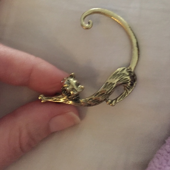 NWOT Gold played cat earring and ear wrap!
