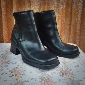Naturalizer Black Leather Ankle Boots size 6