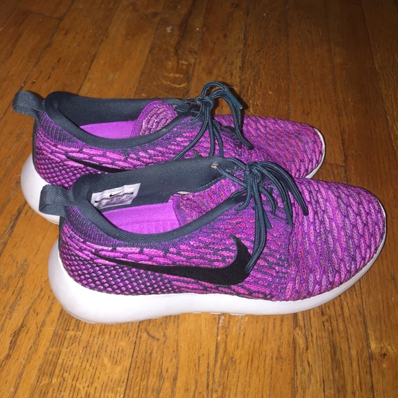 NIKE Roshe Flyknit Size 8