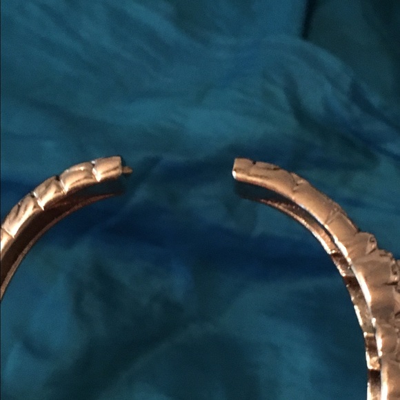 ๐๐ฃ๐ BUNDLE 3 TAGGED ITEMS FOR $12! Bracelet - Picture 4 of 4