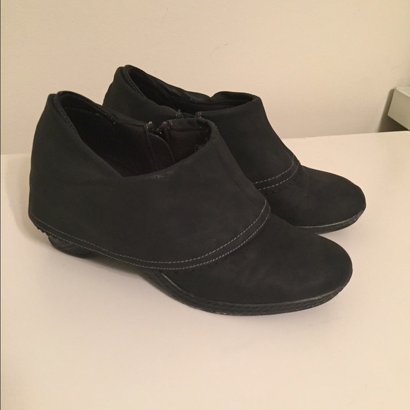 Dr Scholls adorable black booties!