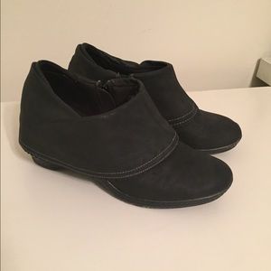 Dr Scholls adorable black booties!