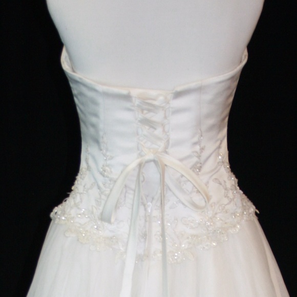 Mary's Gorgeous Wedding Gown - Picture 3 of 4