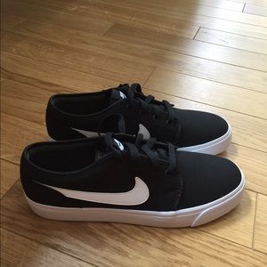 Black/white mens nike toki size 9