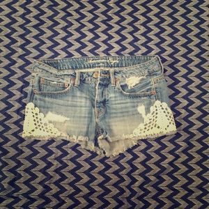 Super cute American Eagle jeans crochet accent