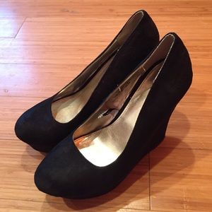 Black wedge pumps