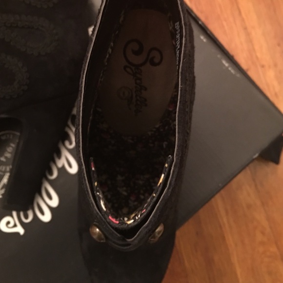 Black Victorian style shoes size 9