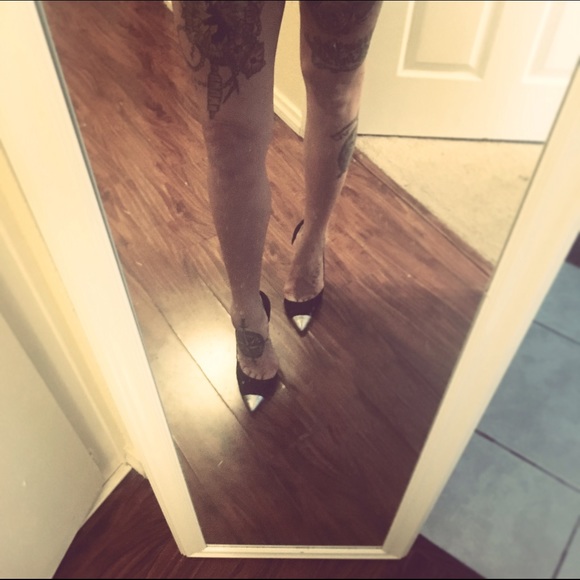 〰SALE! bebe Metallic Pointed Toe Stilettos 😍