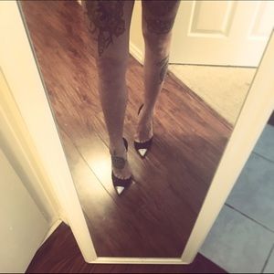 〰SALE! bebe Metallic Pointed Toe Stilettos 😍