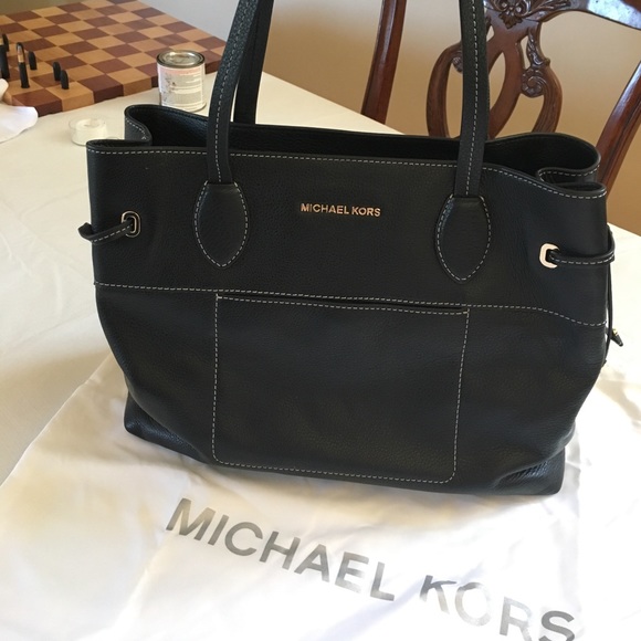 Michael Kors Handbags - 💕🎊The perfect Michael Kors Handbag!🎊💕👜