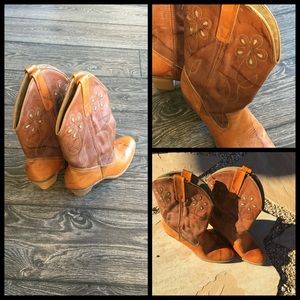 Two tone honey colored sz 7 cowboy boots, 3.5"heel