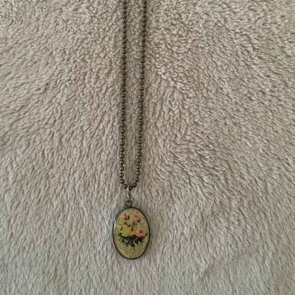 Jewelry - Antique brass floral pendant necklace