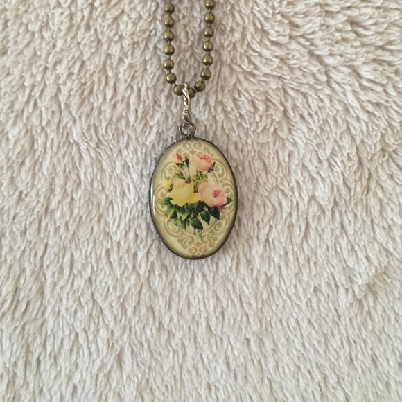 Antique brass floral pendant necklace - Picture 2 of 3
