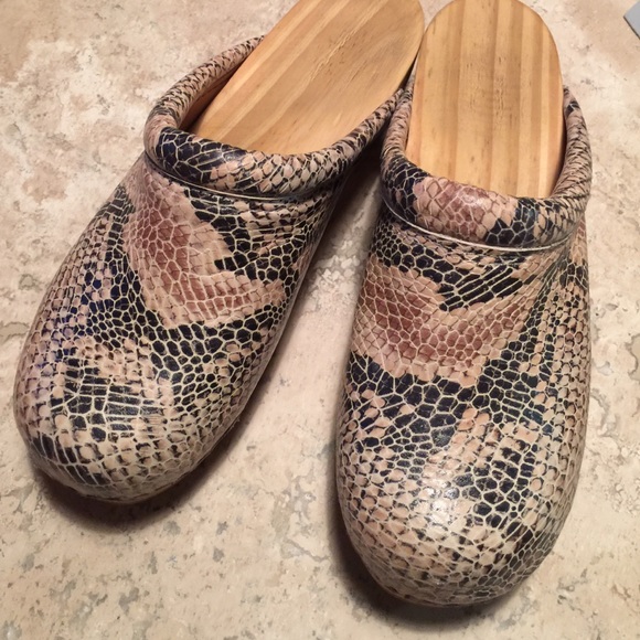 Georgeous leather and wood mules