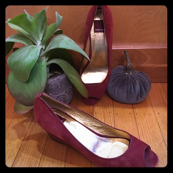 Sz 9 Dolce Vita perforated suede open toe wedges