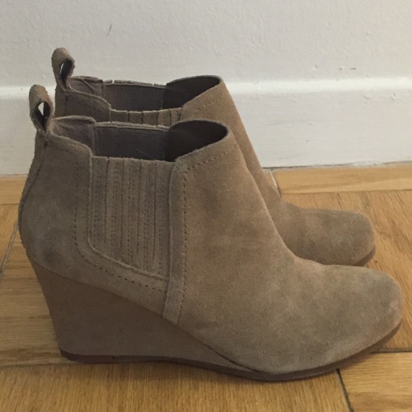 DV Dolce Vita "Gwynn" Bootie. Tan. Size 8