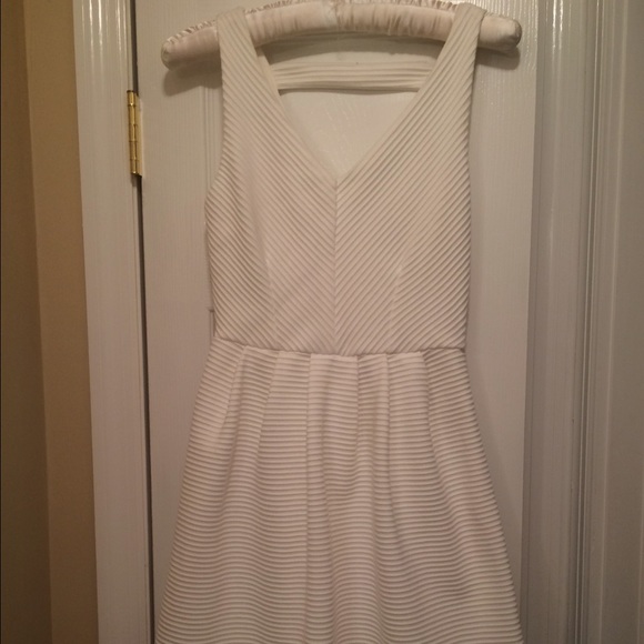 White low v neck v back dress - Picture 1 of 3