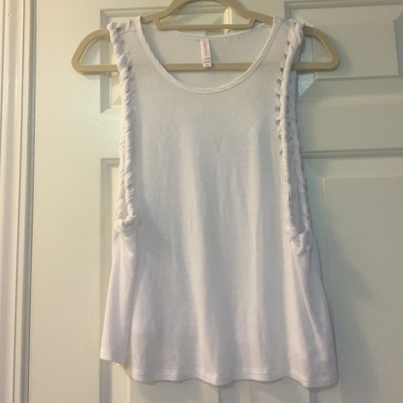 🌸SPRING CLEANING 🌼White muscle tee with side-tie