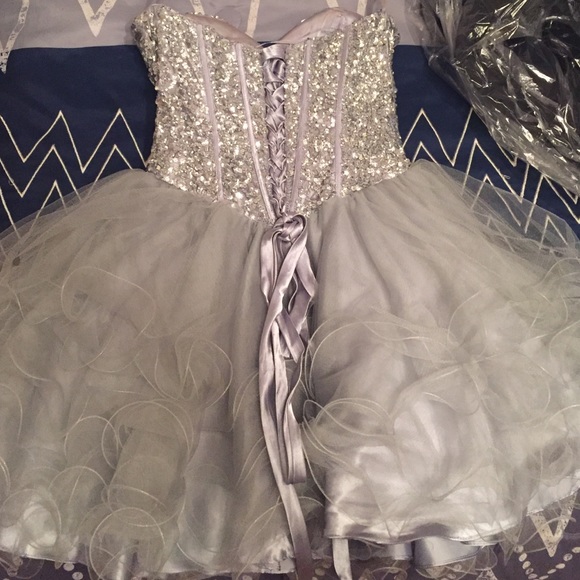 GORGEOUS FORMAL DRESS W/ CORSET.PERFECT CONDITION - Picture 3 of 3