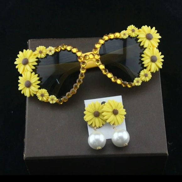 Sunflower sunglasses with matching earrings - Picture 1 of 3