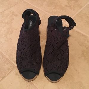Bucco, size 8.5 navy wedge sandals