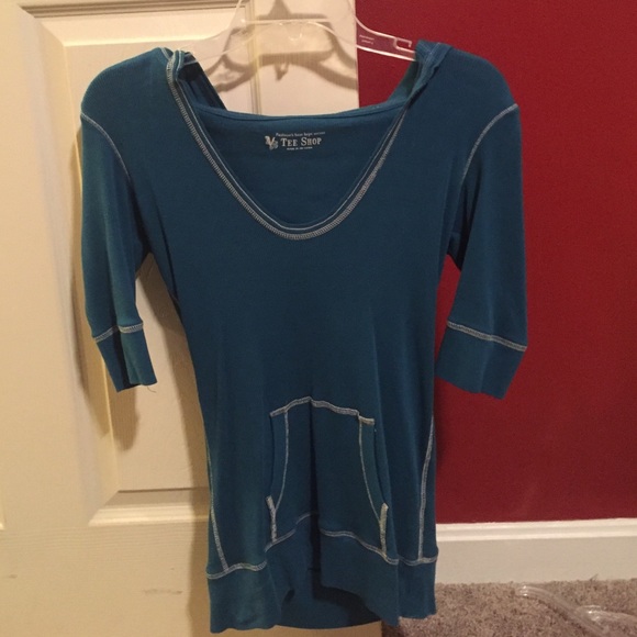 Quarter length sleeve fitted tee