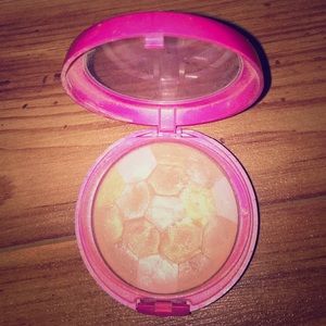 Pigmented highlighter