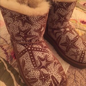 Like new size 2 Uggs. Barely worn.