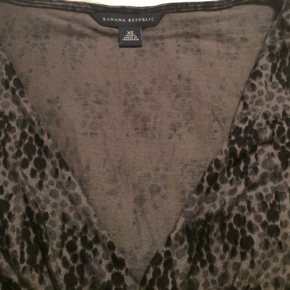 ✨Clearance✨Banana Republic fitted V-neck top XS - Picture 4 of 4