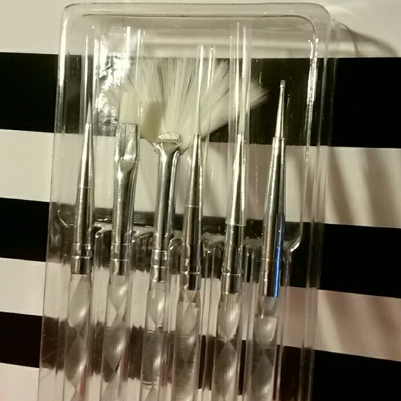 FREE!! Claire's Nail art brushes - Picture 2 of 2