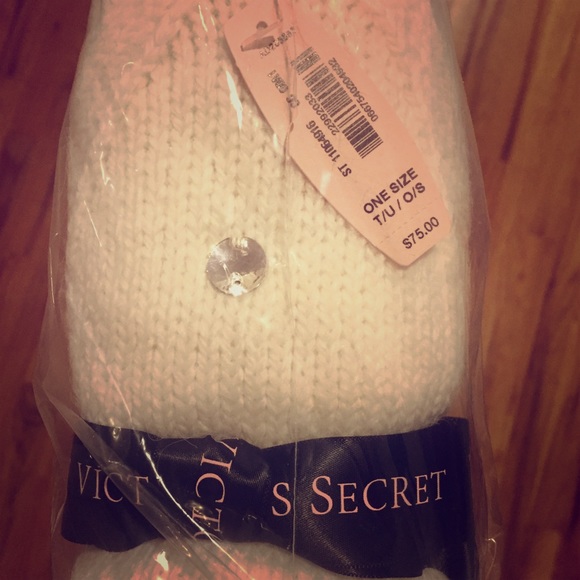 NWT Victoria's Secret hat and scarf set