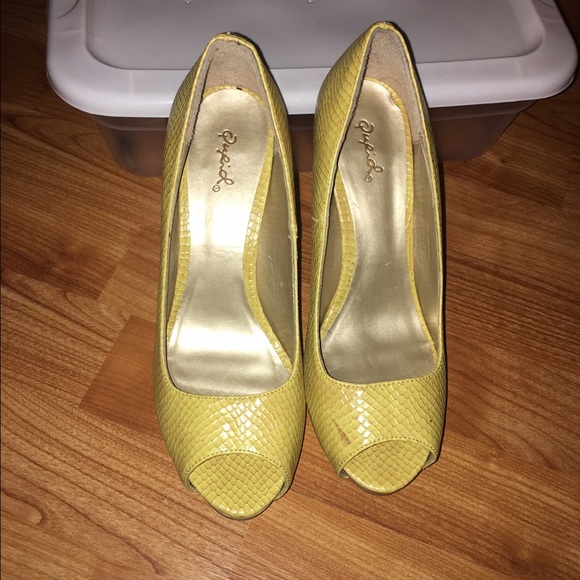 Peep toe pumps - Picture 3 of 3