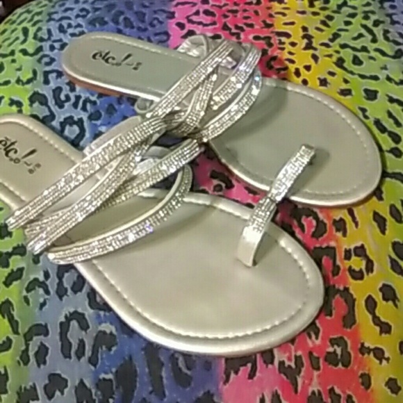 ?Brand new? strapy flats
