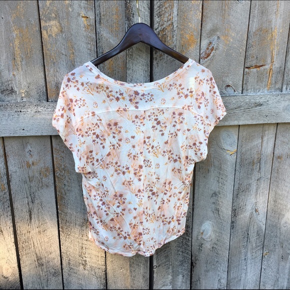 Short sleeve floral top 🌷 - Picture 2 of 3