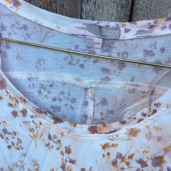 Short sleeve floral top 🌷 - Picture 3 of 3